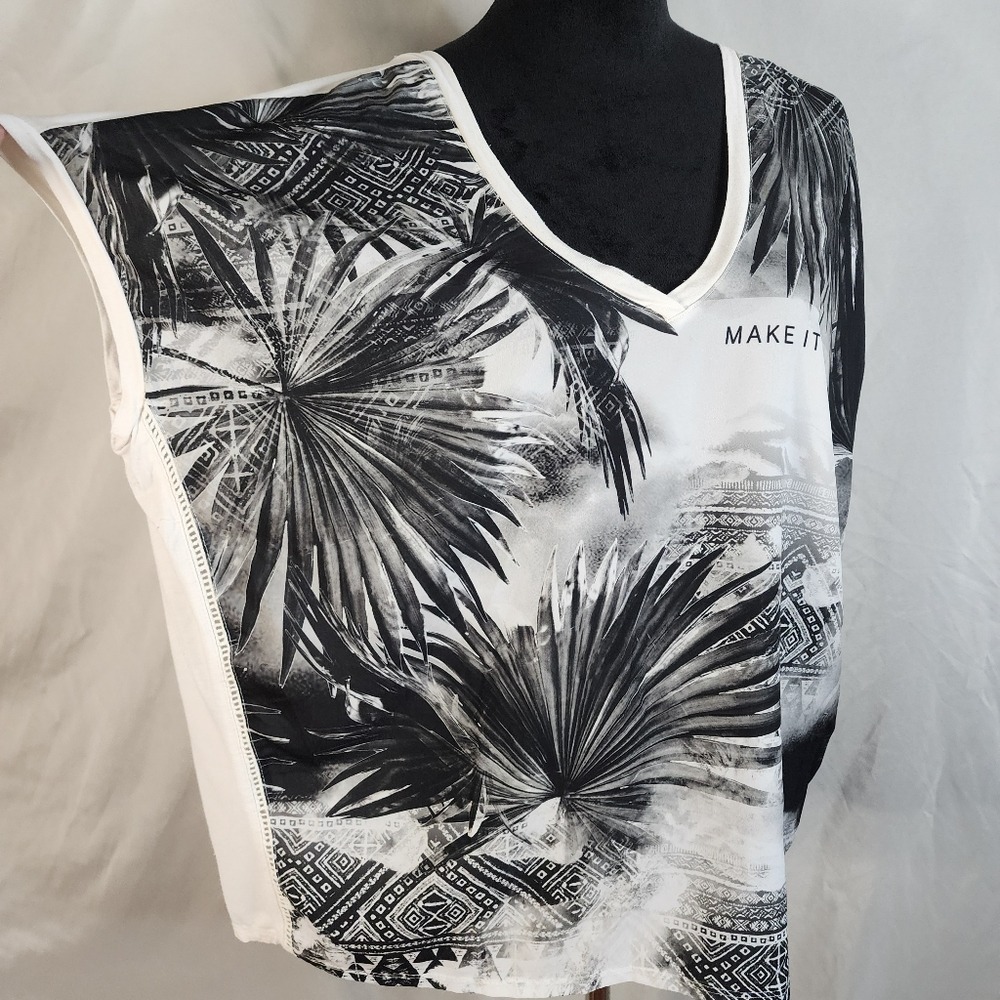 YESSICA Size Medium Oversized‎ B&W Make It Real Tropical Print V-neck & Back Top